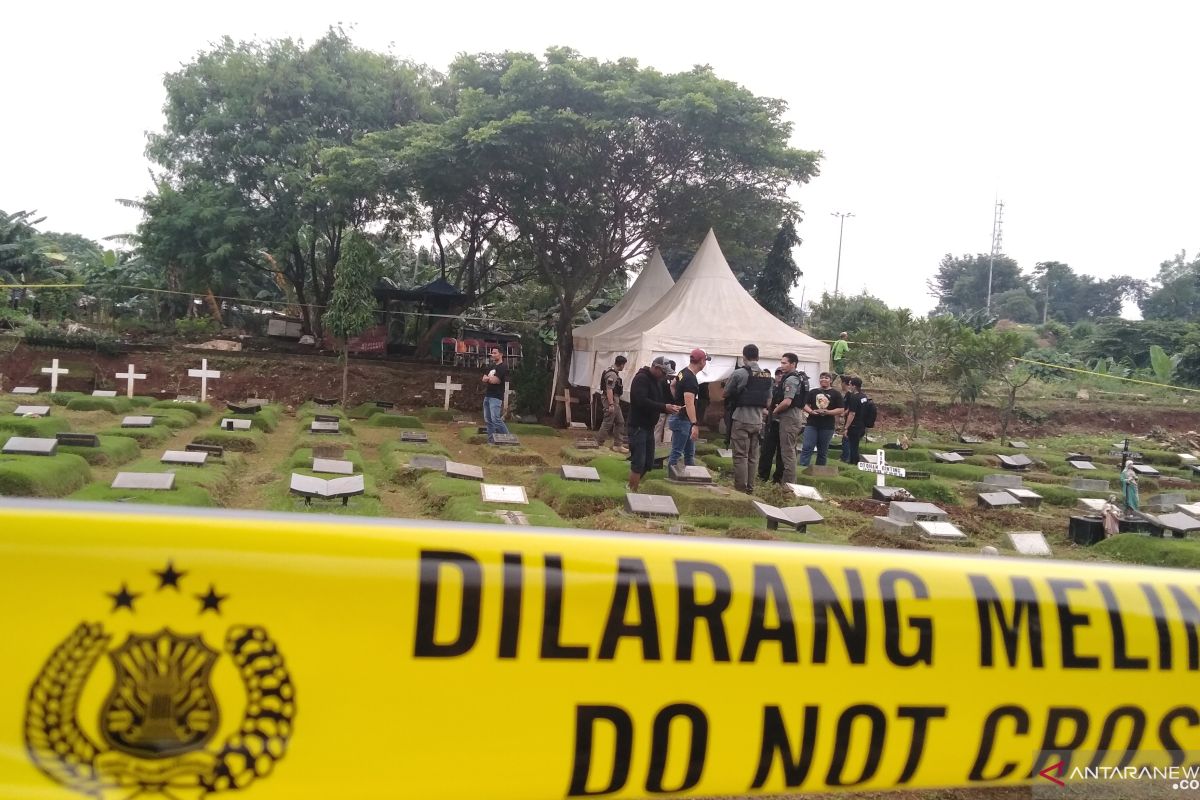 Makam putri Karen 'Idol' Zefania Carina Claproth dibongkar