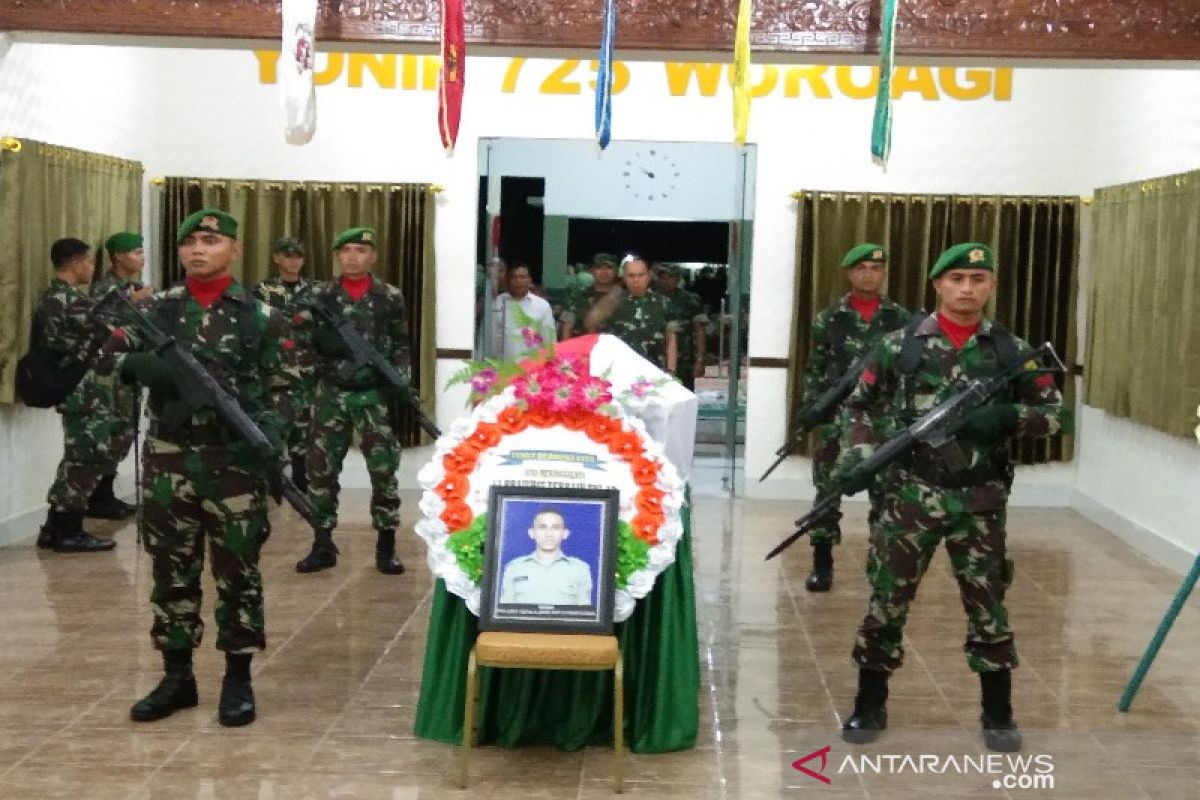 Jenazah Praka Anumerta Risno disemayamkan semalam di Yonif 725/Wrg