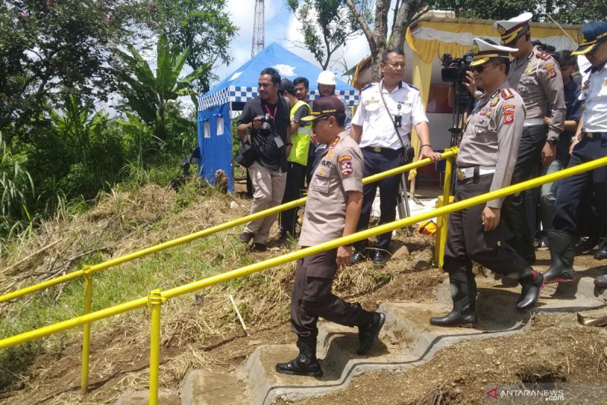 Kakorlantas mengecek lokasi longsor Tol Purbaleunyi