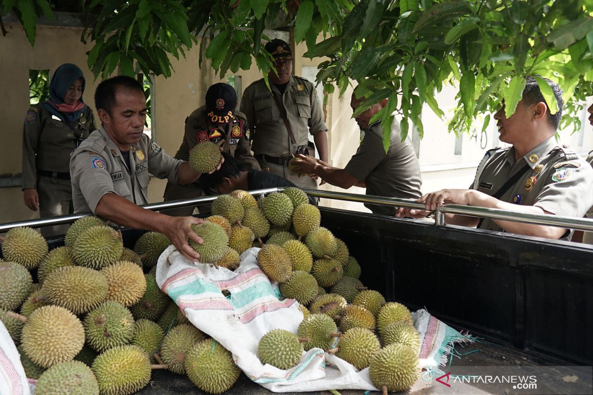 Satpol PP Kota Gorontalo tertibkan pedagang yang berjualan di trotoar