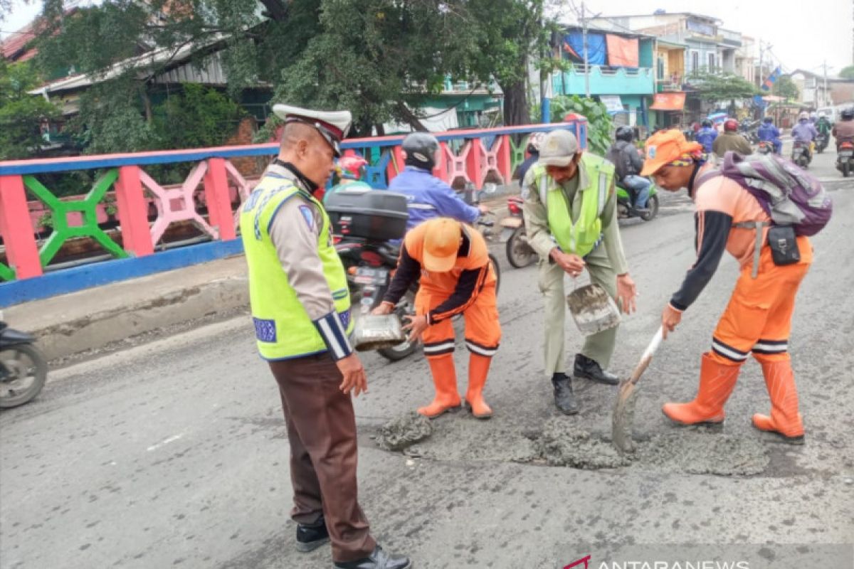 Penutupan Simpang Pupar Cakung imbas jalan berlubang