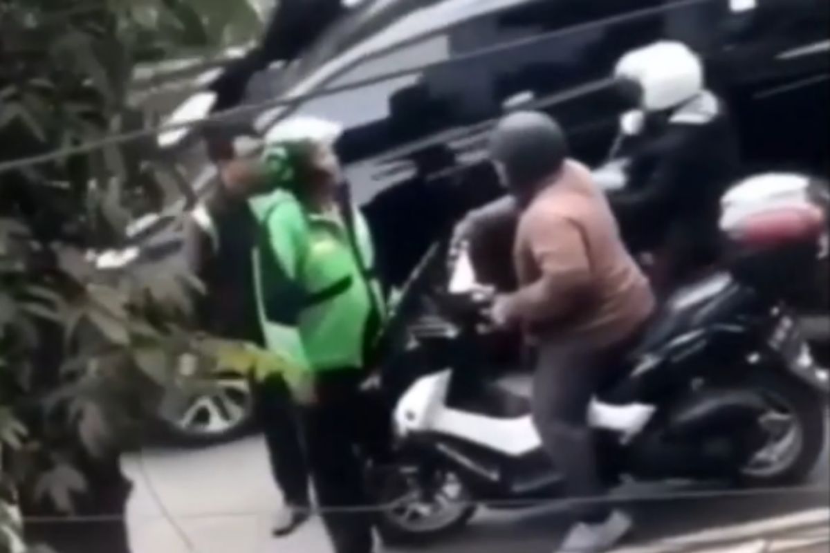 Aksi viral Polantas, pengendara minta maaf setelah tahu bapak berjaket ojol itu polisi