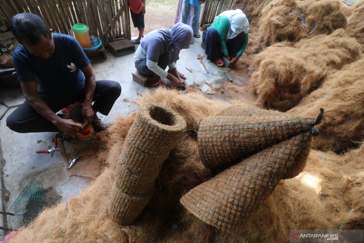 Kerajinan pot dari sabut kelapa