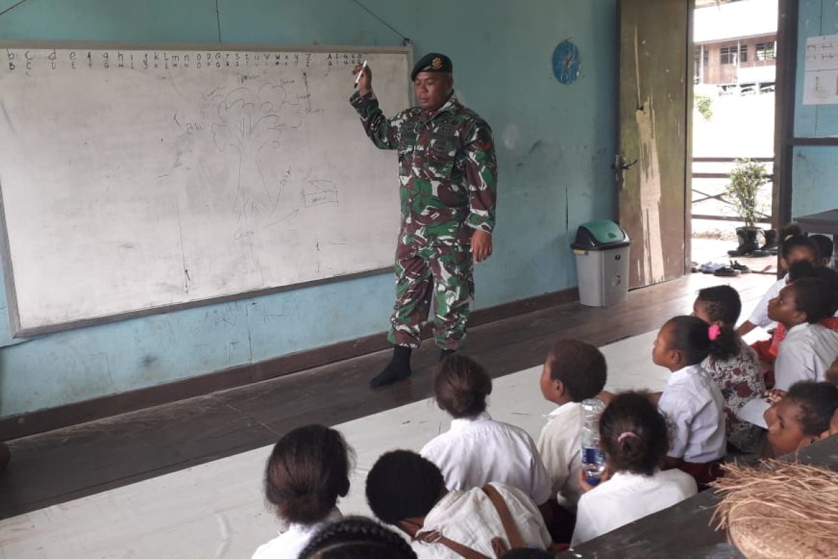 Prajurit TNI bantu mengajar siswa SD di pelosok Papua