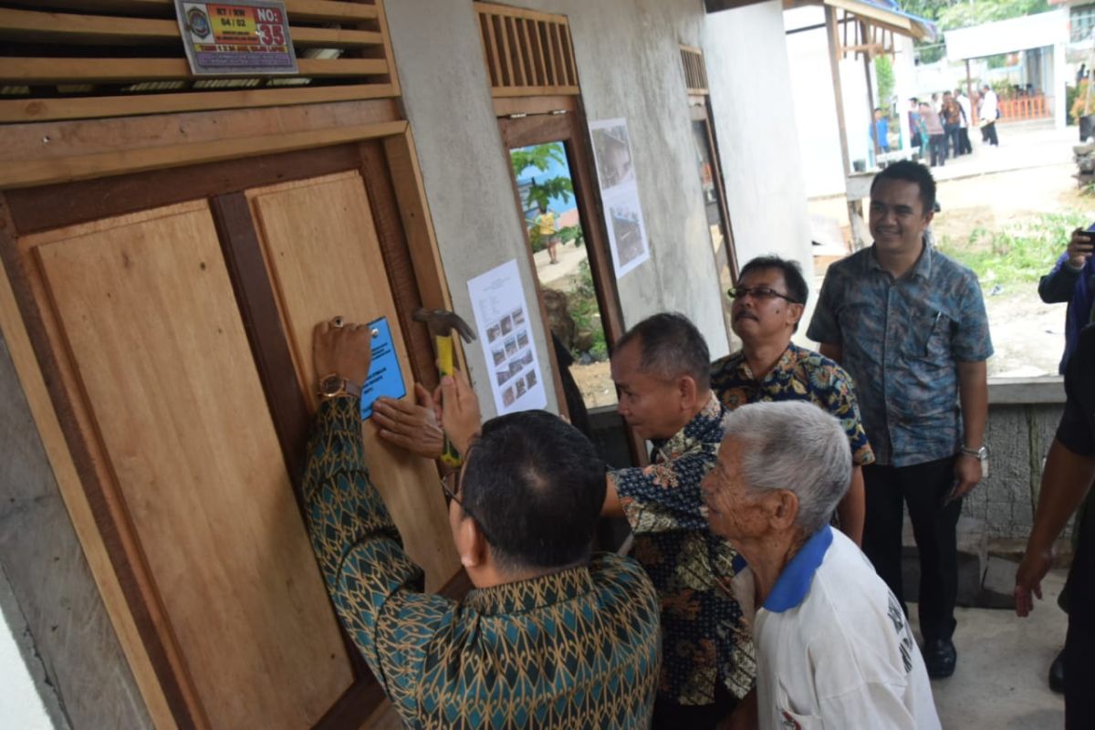 Bupati Sekadau serahkan BSPS kepada 418 kepala keluarga