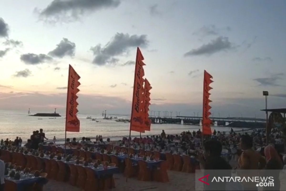 Makan malam romantis bermenu seafood di Pantai Jimbaran Bali