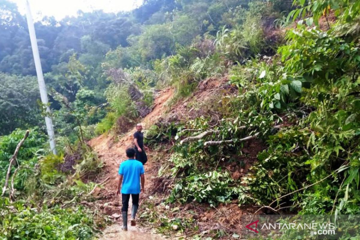 Longsor di Solok, 100 lebih warga terisolasi