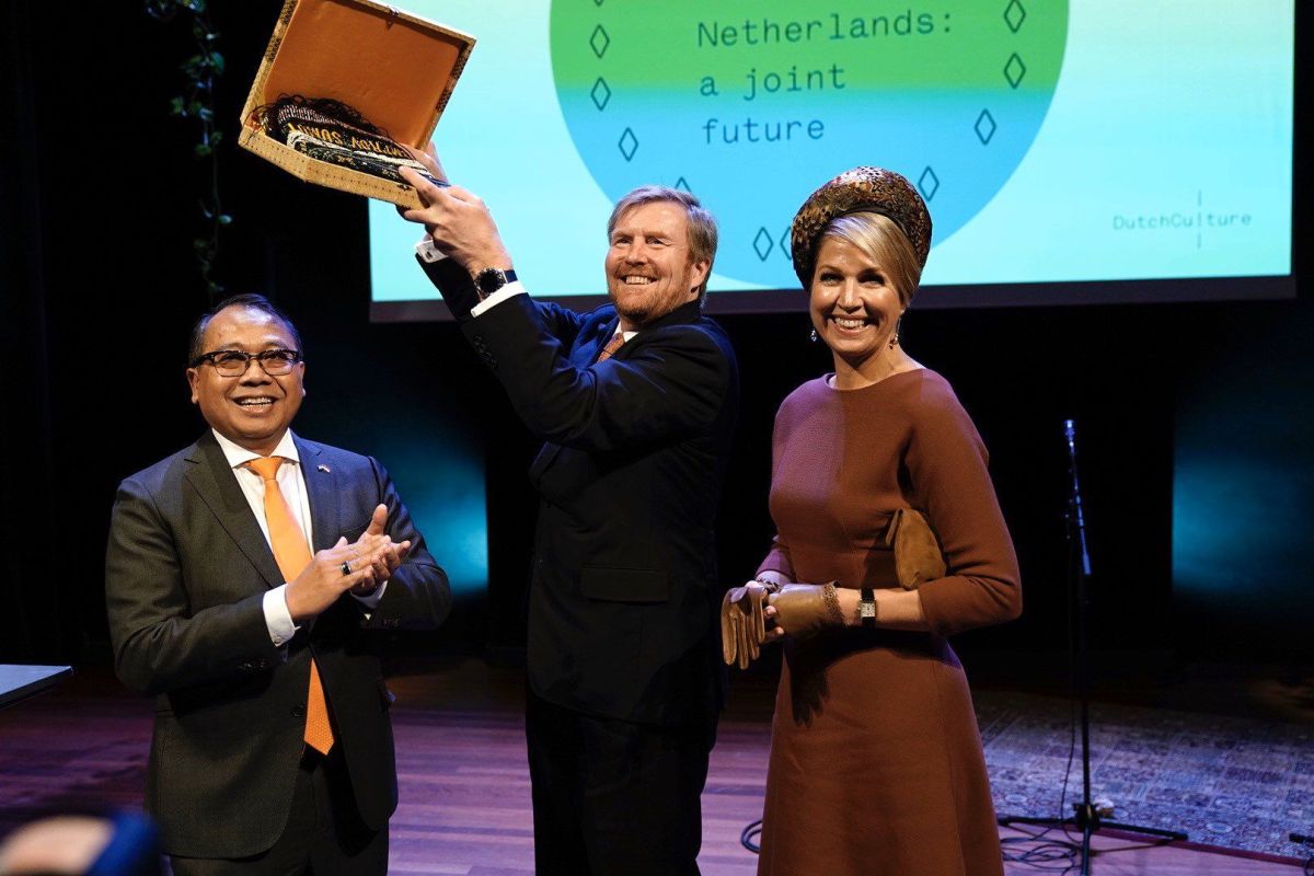Raja Belanda dihadiahi ulos Batak di acara bertajuk "Indonesia dan Belanda: Masa Depan Bersama"