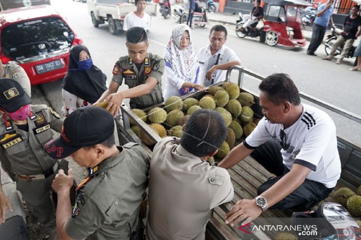 Foto - Satpol PP Kota Gorontalo tertibkan penjual buah di trotoar