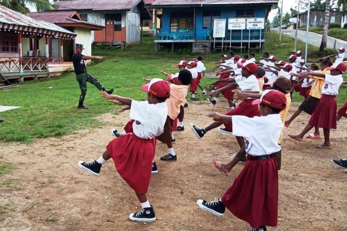 Prajurit TNI ajarkan  senam kesegaran jasmani siswa SD Kampung Yabanda Keerom