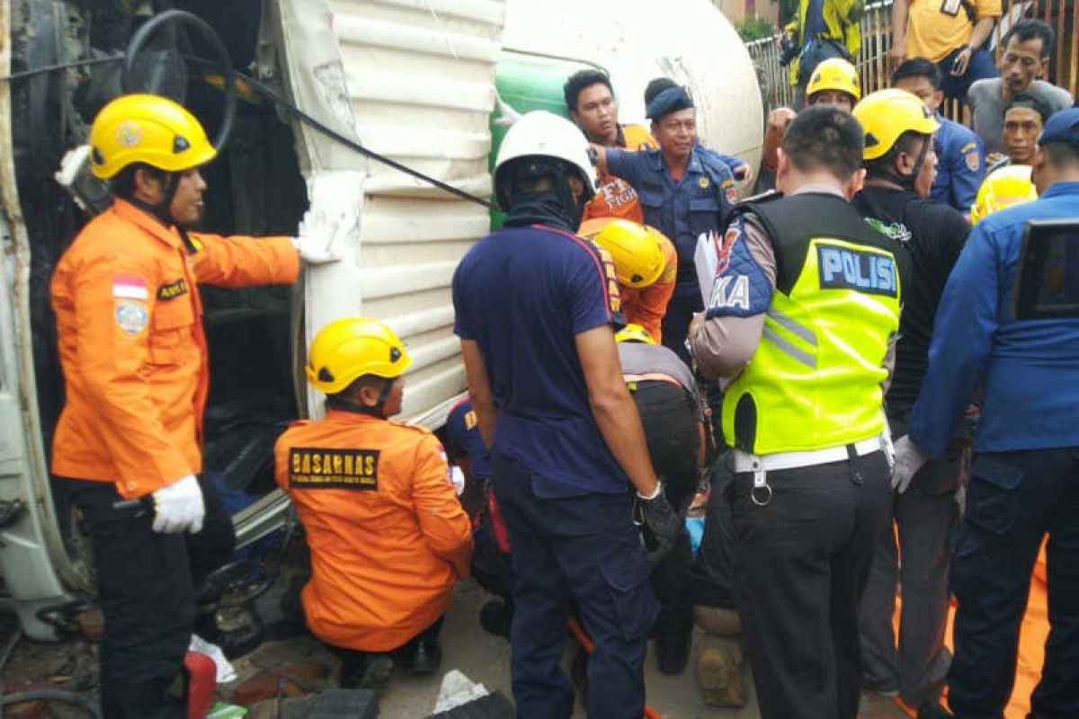 Pengendara motor tewas tertimpa truk pengaduk semen di Semarang