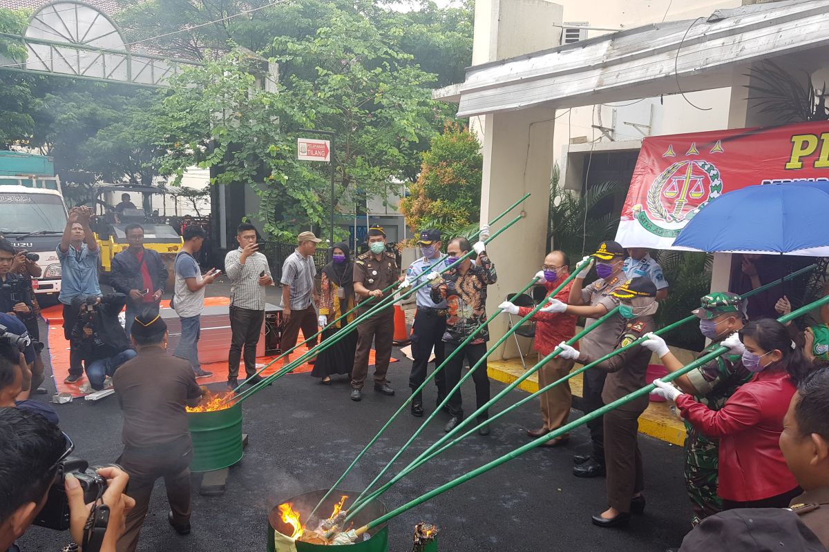 Kejaksaan Bekasi musnahkan ribuan barang bukti hasil kejahatan tahun 2019