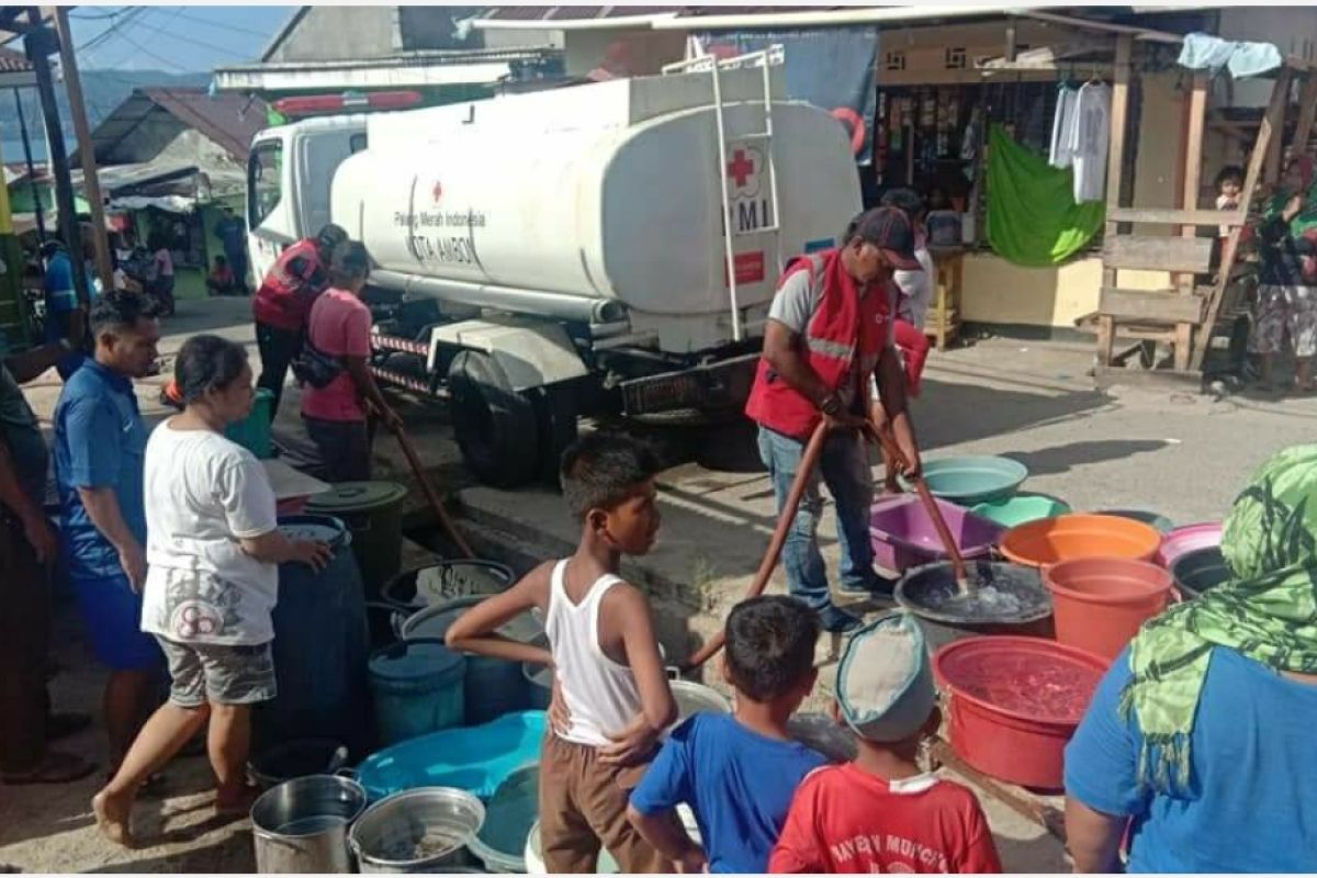 PMI Ambon bantu penyaluran air bersih