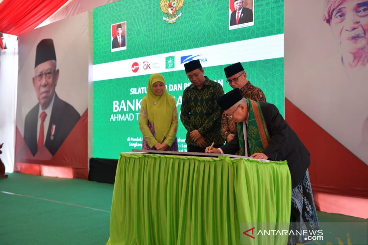 Wapres minta BUMN donasikan ke bank wakaf mikro