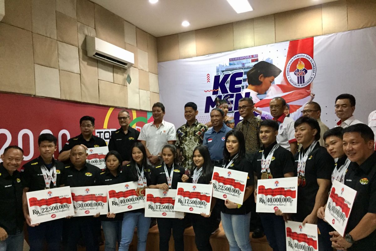 Kemenpora hujani lifter muda juara Asia dengan bonus Rp350 juta