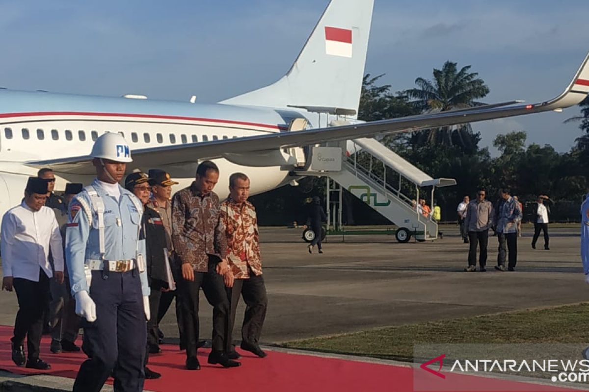 Presiden Jokowi mendarat di Lanud Roesmin Nurjadin Pekanbaru