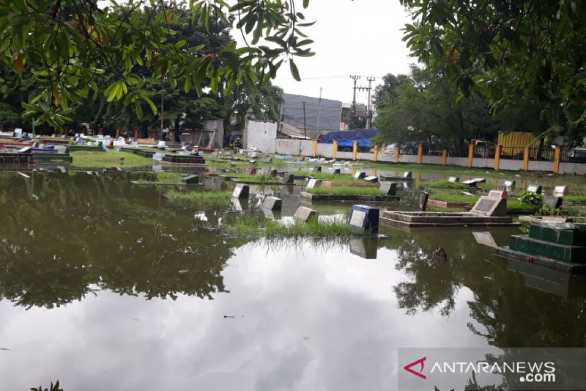 Hujan deras sejak Rabu, pemakaman di Jakbar pun ikut terendam