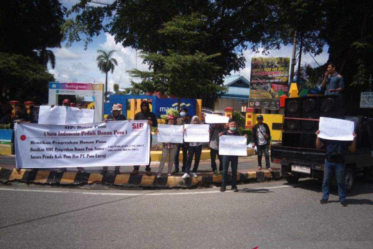 Warga tuntut pengerukan Danau Poso dihentikan