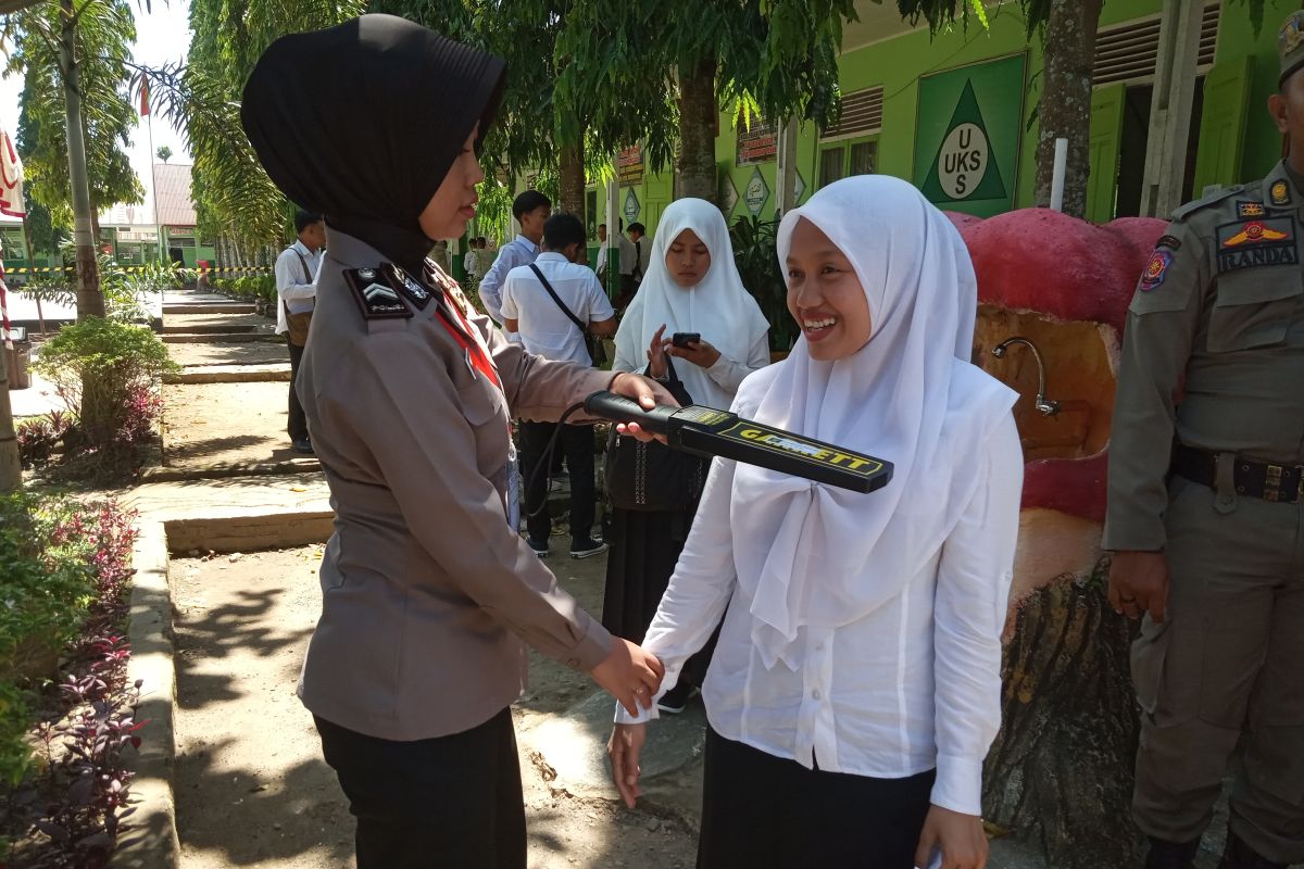 Peserta ujian SKD CPNS Agam lewati metal detector sebelum masuk ruangan (Video)