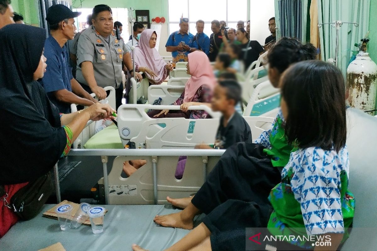 Guru dan murid satu kelas SD di Sampit keracunan kue ulang tahun