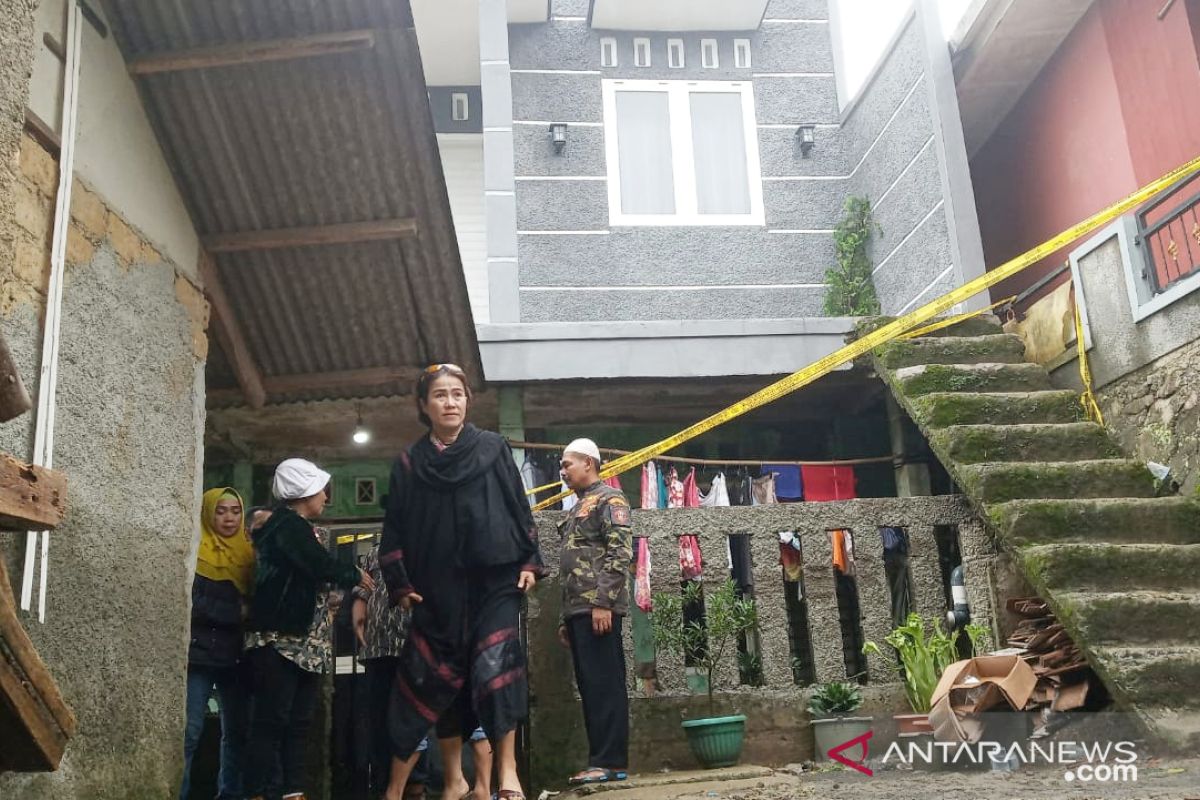Tragis, satu keluarga di Bogor tewas tertimbun longsor saat tidur