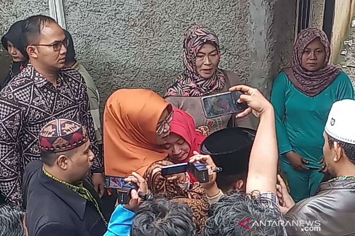 Bupati Ade Yasin memeluk erat remaja yang ditinggal tewas sekeluarga di Bogor