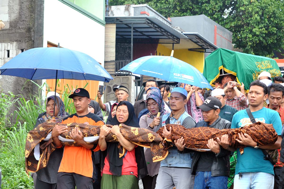 Satu keluarga tewas tertimbun longsor saat sedang tidur