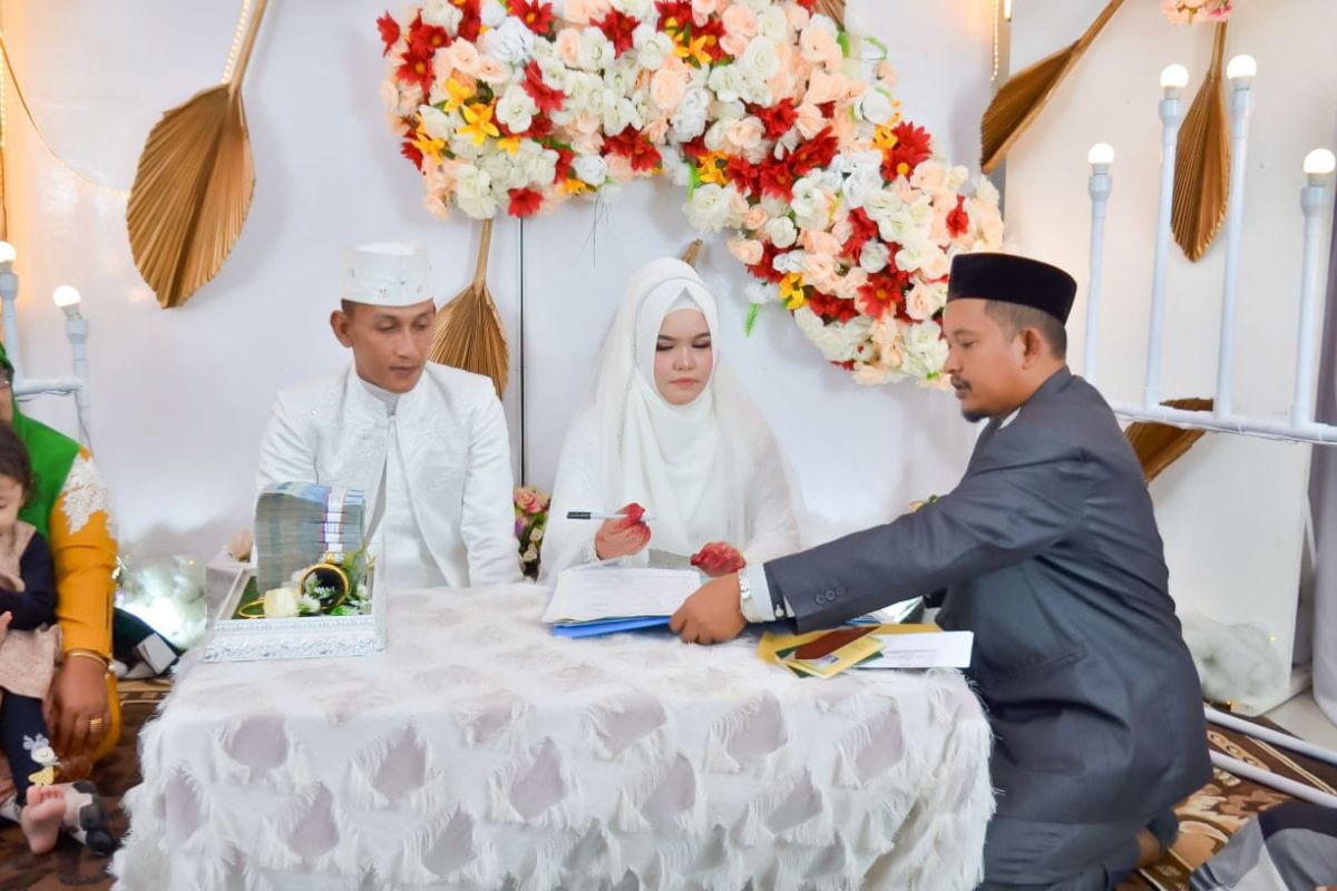 Balas budi, Brigadir T Murizal Saputra nikahi Bidan dengan mahar fantastis