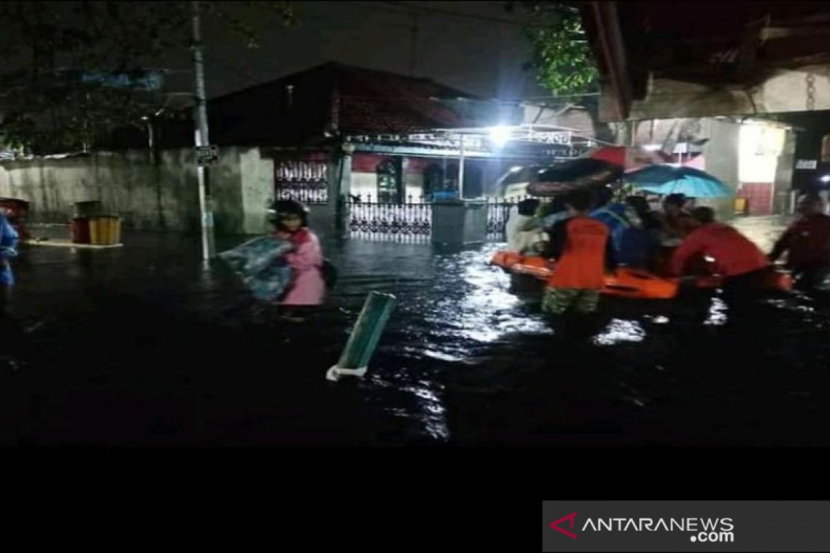 Hundreds seek refuge in Pekalongan following floods