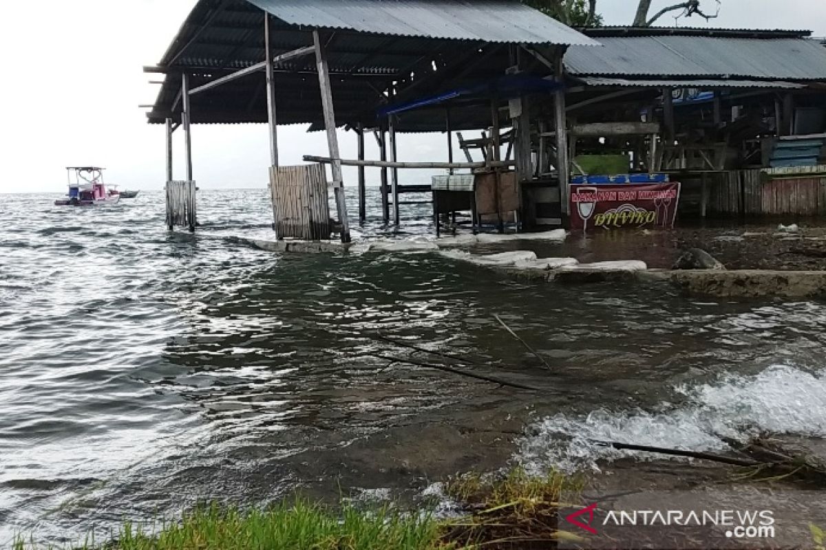 Danau Singkarak meluap menggenangi  pemukiman