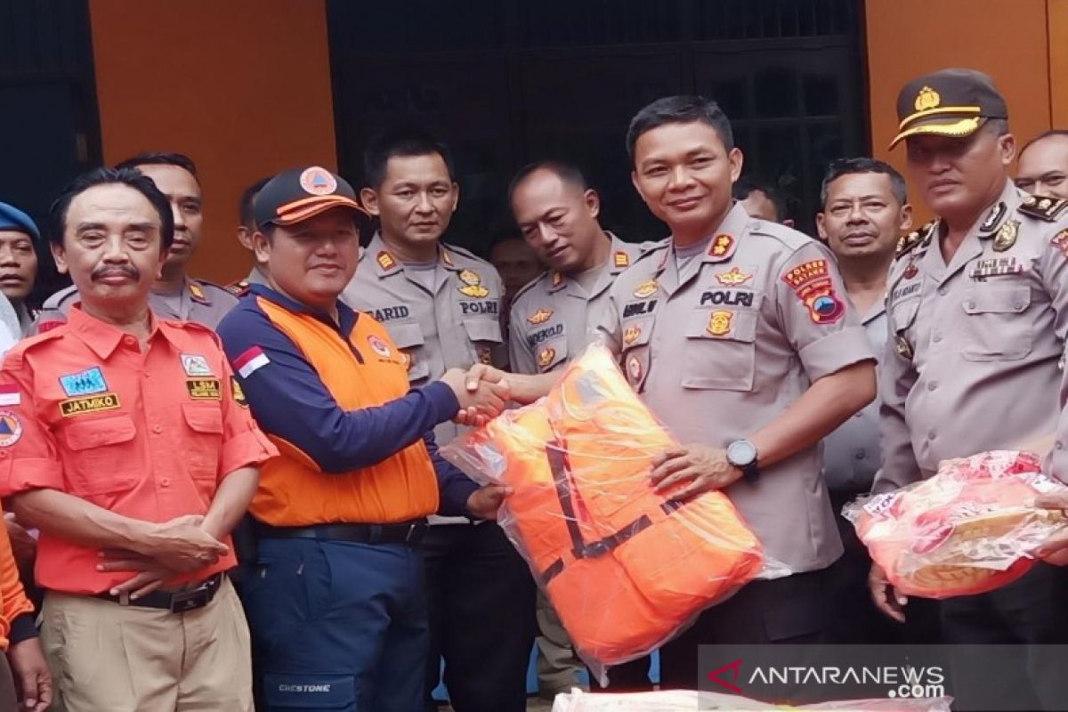 Polres Batang serahkan bantuan peralatan penanganan banjir kepada BPBD