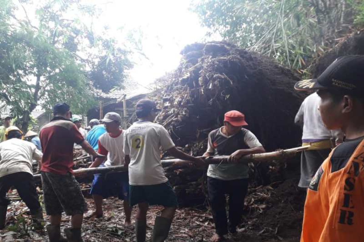 Magelang diguyur hujan lama, dua kecamatan dilanda longsor