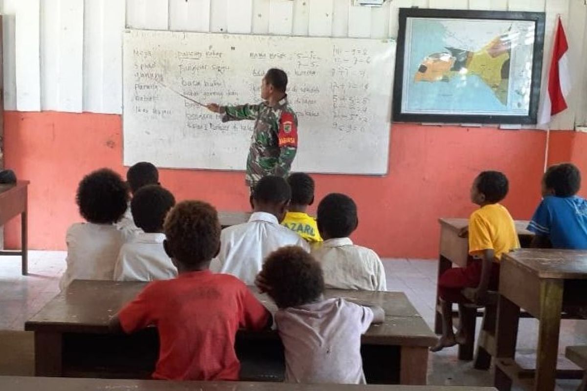 Babinsa Kodim 1707 Merauke mengajar siswa SD YPK Buepe