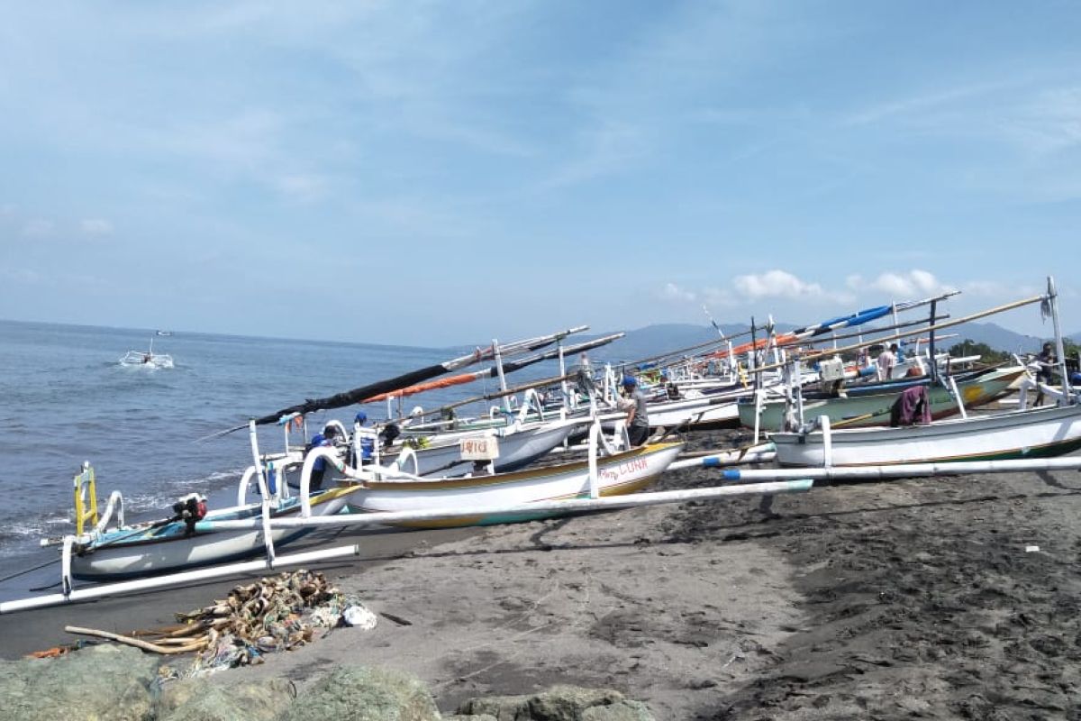 Gelombang tinggi, nelayan Mataram tidak melaut
