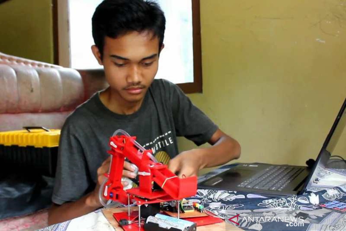 Demi ibunya, remaja Purworejo ciptakan robot telur dadar