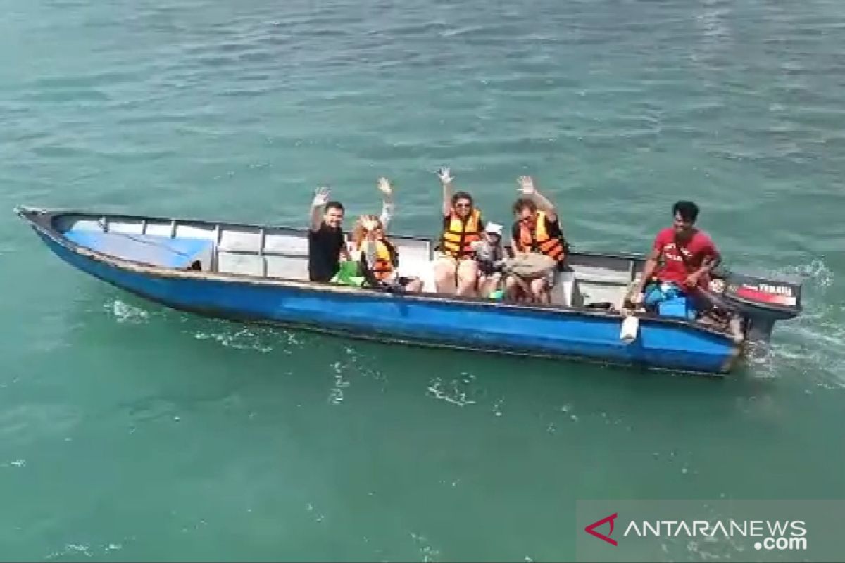 Turis asing aktif kembali snorkeling di perairan Bintan