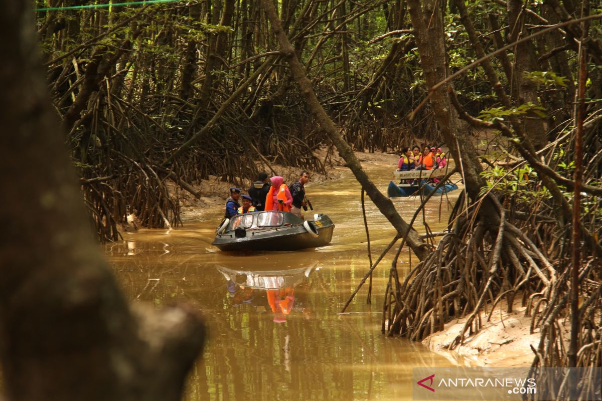 Polri dan TNI tanam 10 ribu bibit mangrove di sepanjang pesisir Kaltim