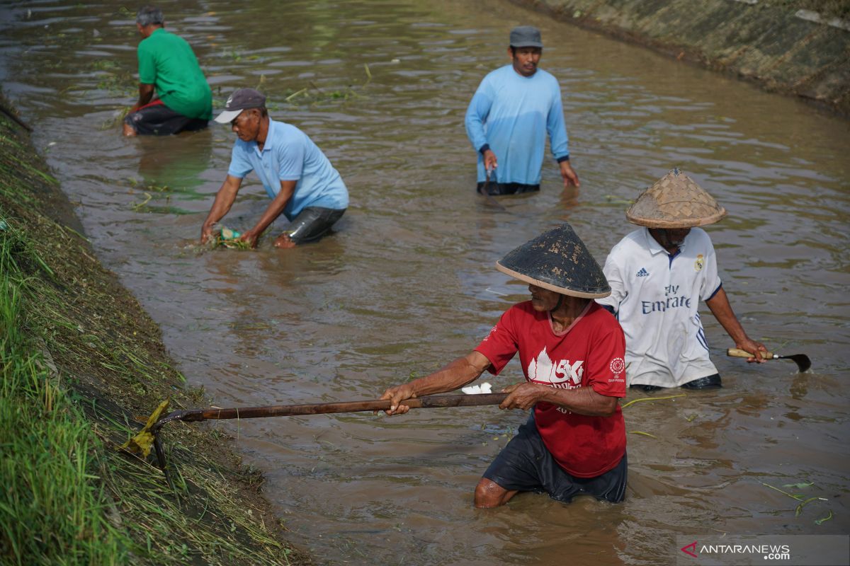 Jalan inspeksi Selokan Mataram di Sleman timur banyak yang berlubang