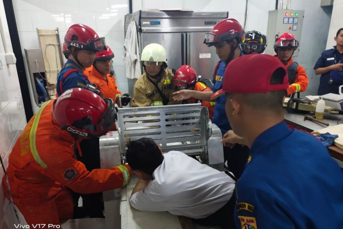 Damkar selamatkan tangan tukang kue terjepit mesin di Jaksel