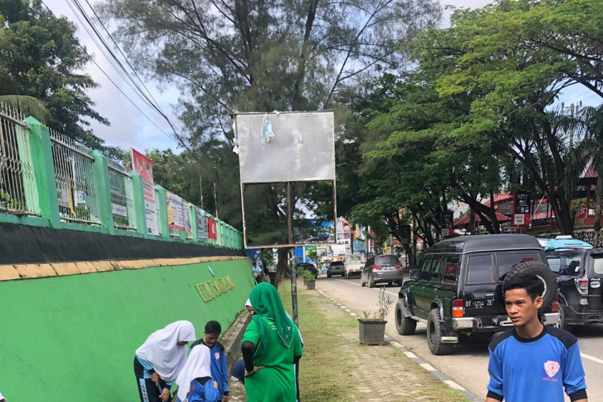 SMA 4 Kendari kampanye peduli sampah nasional