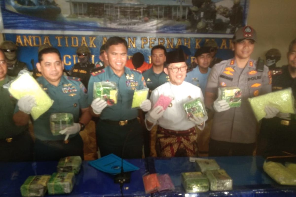 TNI AL amankan 11 kg sabu dan 63 ribu ekstasi di Perairan Meranti