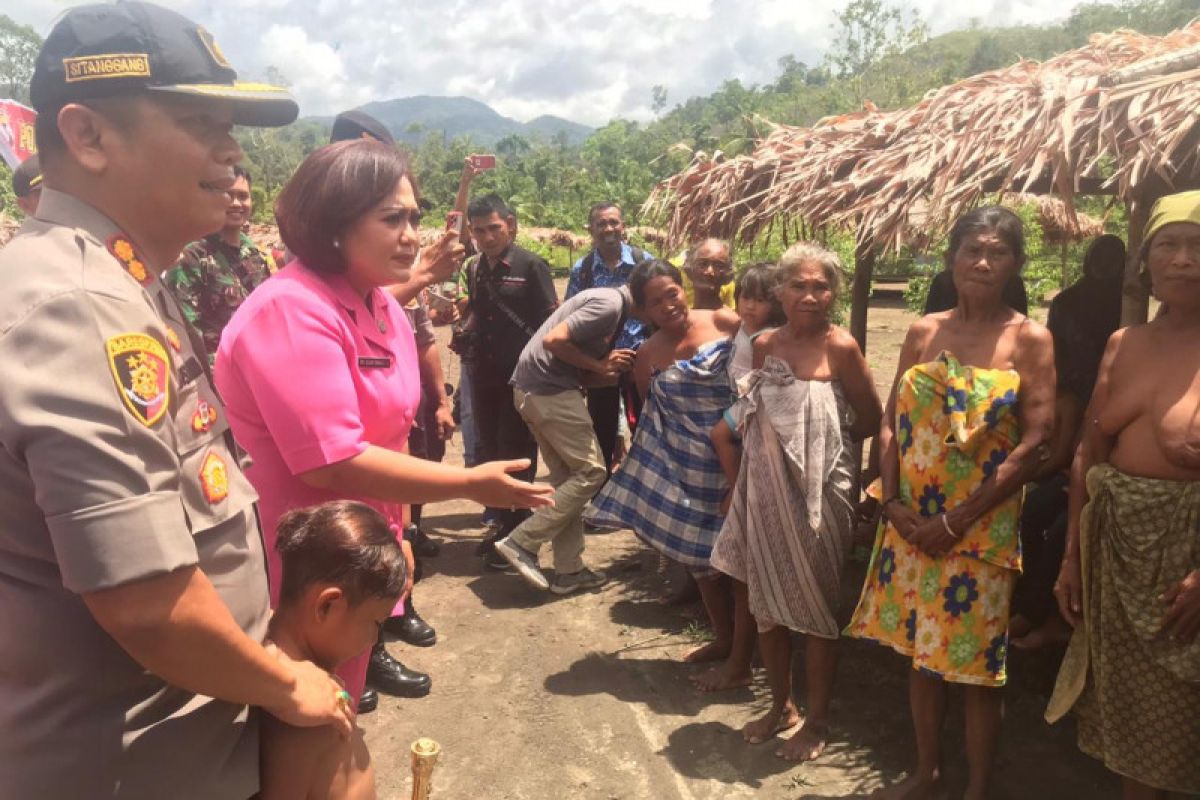 Suku Tugutil di pedalaman Pulau Halmahera mendapat bantuan polisi