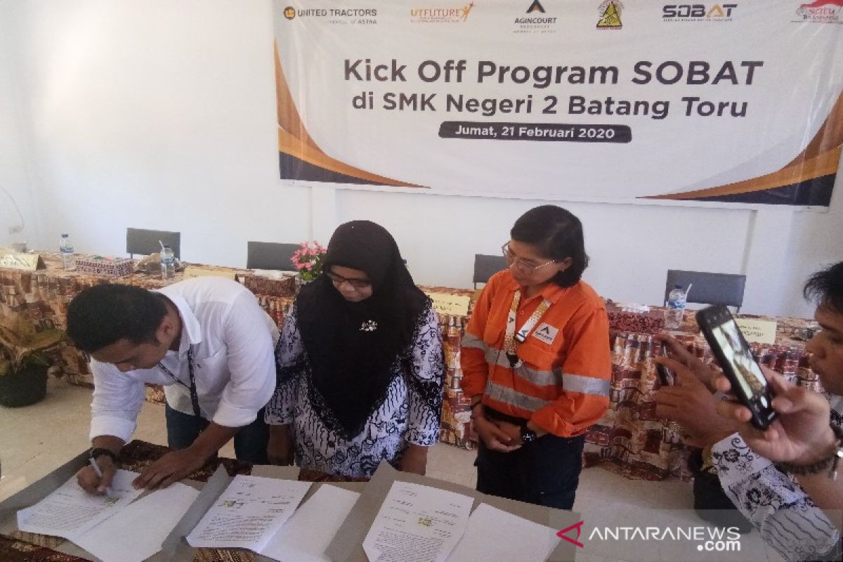 Dukung peningkatan mutu, PT.United Tractors dan SMKN2 Batang Toru adakan MoU