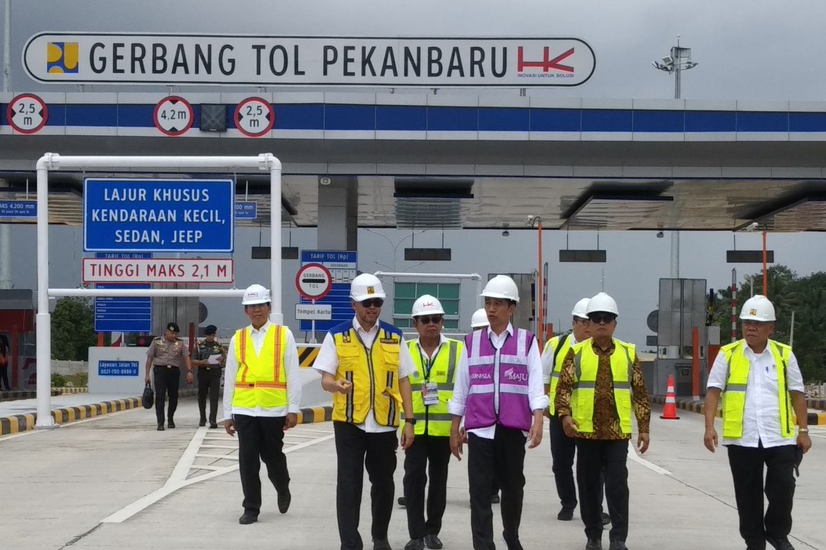 Jokowi tinjau pembangunan Tol Pekanbaru-Dumai