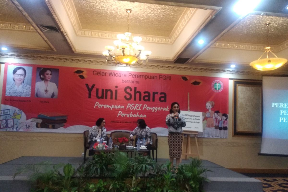 PGRI kukuhkan Yuni Shara sebagai tokoh perempuan  penggerak pendidikan