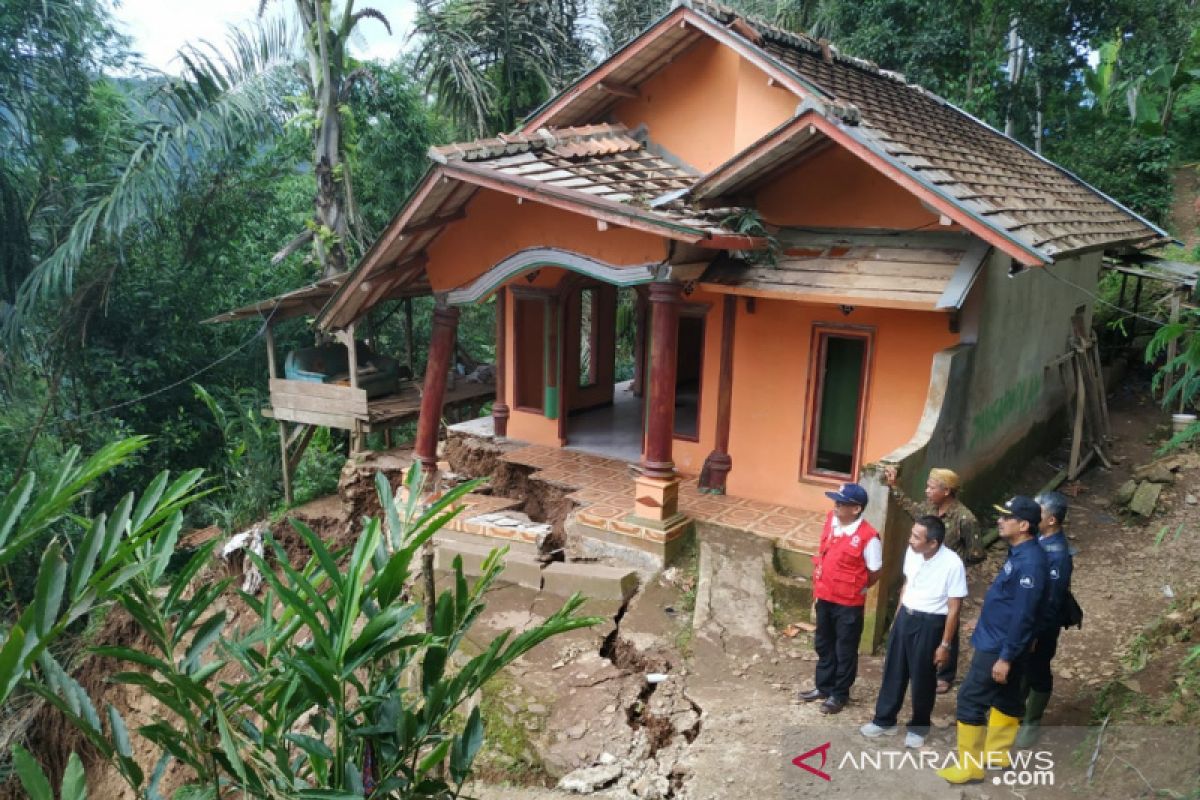 Wabup Garut: Rumah terdampak longsor sudah tidak layak ditempati