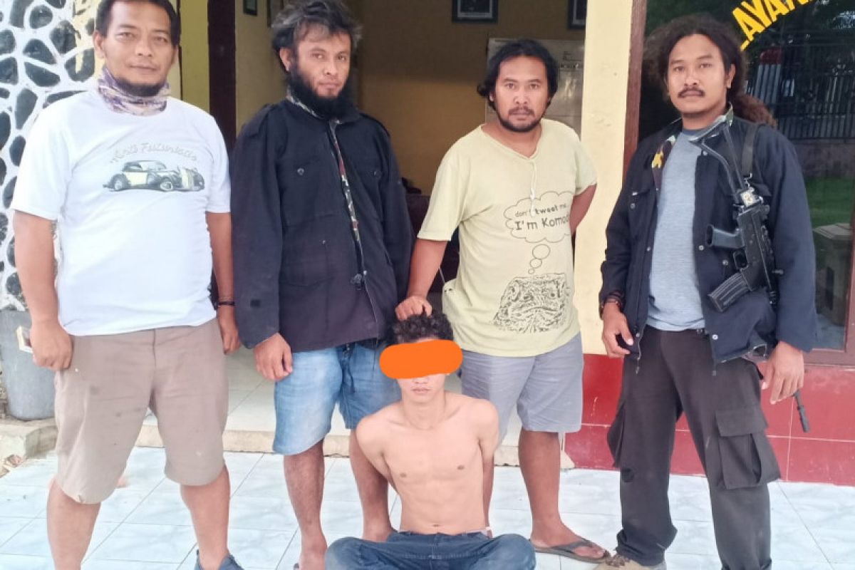 Rampas handphone dan tikam pacar, pelajar ditangkap polisi di plafon rumah