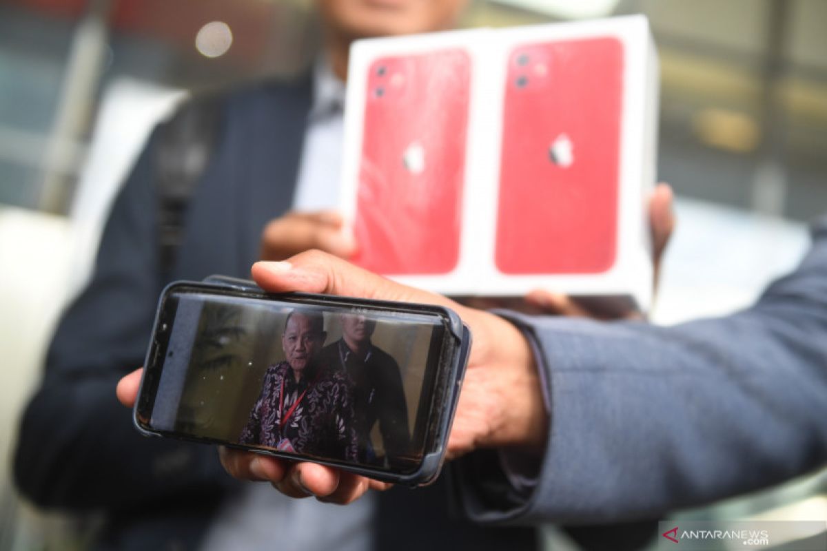 MAKI serahkan iPhone 11 dan laporan aset diduga milik Sekretaris MA Nurhadi