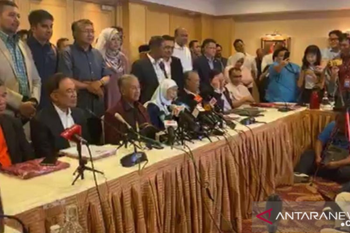 Mahathir Mohamad mengundurkan diri sebagai Perdana Menteri Malaysia