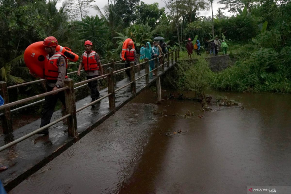 Pasukan Katak bantu mencari siswa SMPN 1 Turi yang hanyut